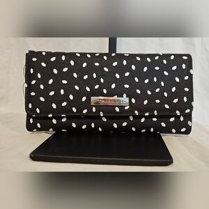 *NWOT* Tahari Black and White Lip Print RFID Wallet